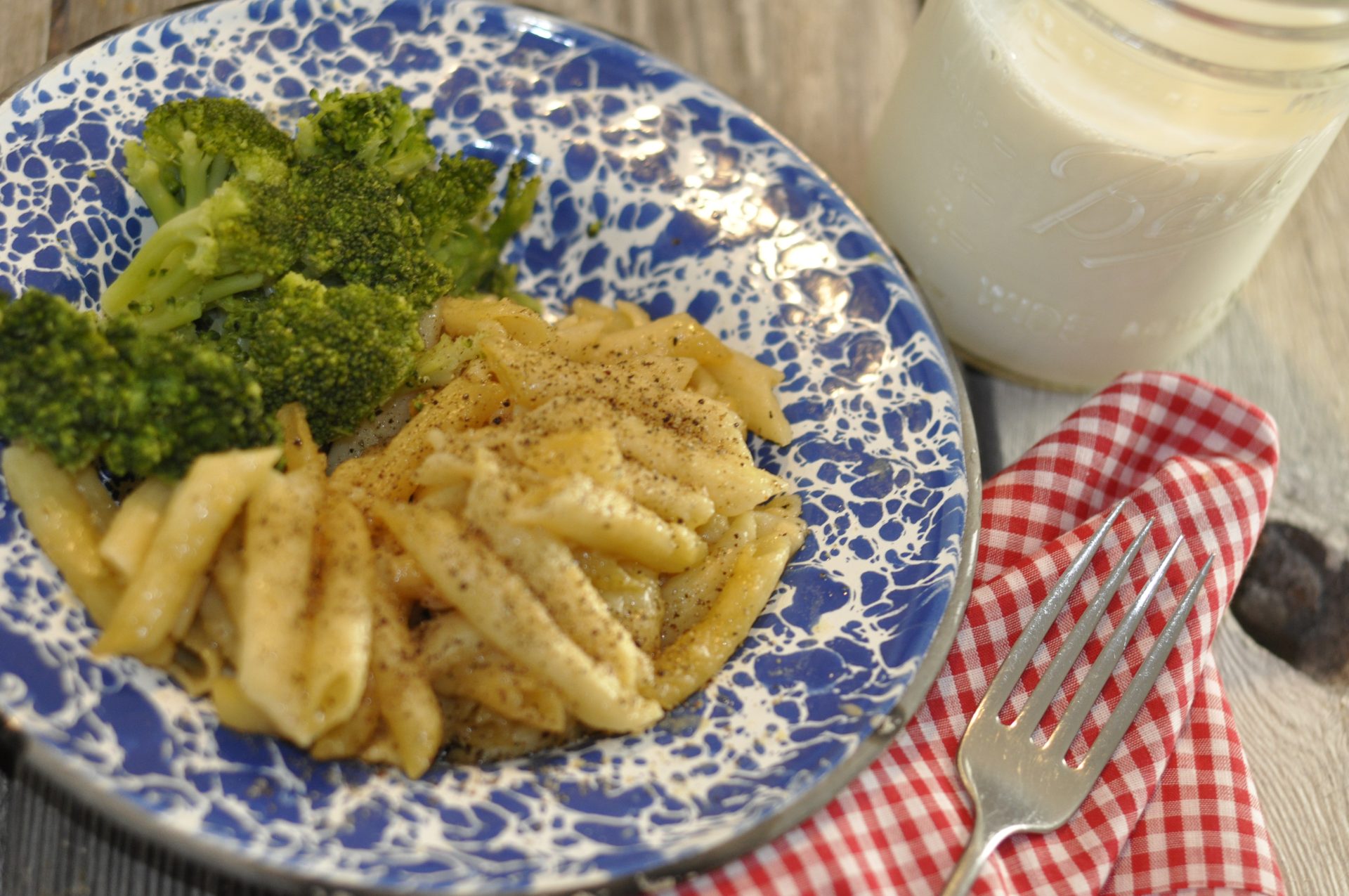 Fairlife Macaroni and Cheese from Farmwife Feeds is protein packed comfort food at it's finest. #fairlife #dairy #macandcheese