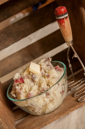 These Red Smashed Potatoes are an easy ideal side dish for most any meal! Easiest side dish recipe ever!