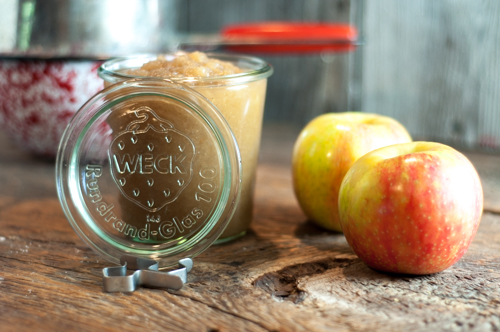 Super easy homemade applesauce with cinnamon-make a little or make a lot, great for canning!