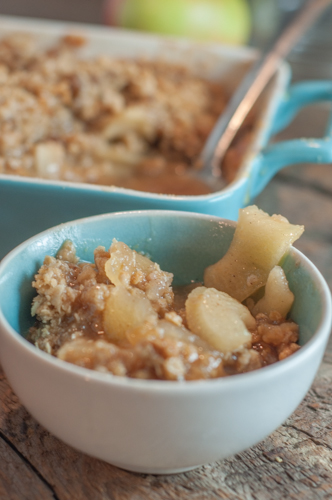 Apple Crisp from Farmwife Feeds, a warm delicious homemade apple dessert with a crisp oatmeal top and juicy soft baked apples. #recipe #applecrisp #apples #apple