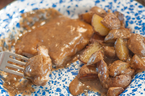These Fried Smothered Pork Chops from Farmwife Feeds are an easy recipe using boneless chops that cook quickly and get supper on the table fast. #pork #castiron #gravy