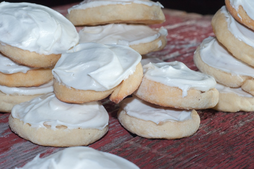 Crispy Cookie Coffeecakes, cinnamon roll iced cookies from The Farmwife Feeds #cookies #recipes #sweets