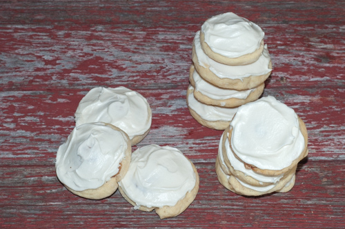 Crispy Cookie Coffeecakes, cinnamon roll iced cookies from The Farmwife Feeds #cookies #recipes #sweets