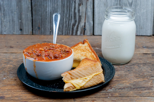 Thick Hearty Bar Chili, ground beef, tomatoes, spices, 2 kinds of beans from Farmwife Feeds #chili #recipe #groundbeef