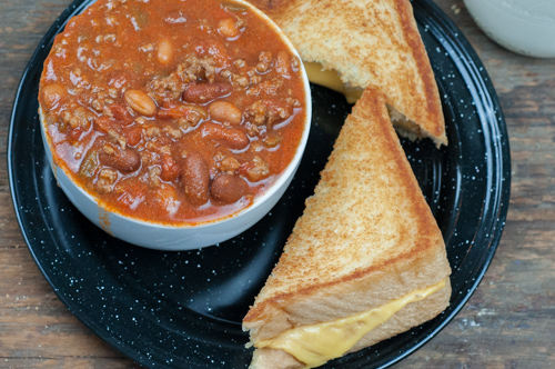 Thick Hearty Bar Chili, ground beef, tomatoes, spices, 2 kinds of beans from Farmwife Feeds #chili #recipe #groundbeef