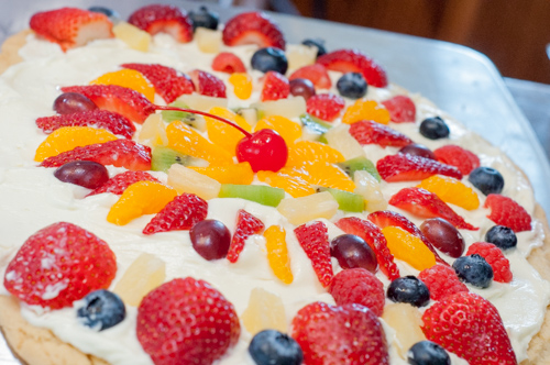 Easy Fruit Pizza made with sugar cookie dough, cream cheese, fresh fruit - great for picnics, snacks and pitch-ins from Farmwife Feeds