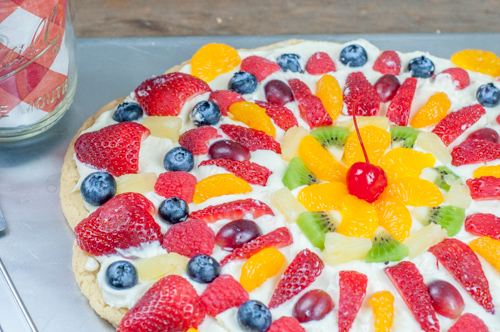 Easy Fruit Pizza made with sugar cookie dough, cream cheese, fresh fruit - great for picnics, snacks and pitch-ins from Farmwife Feeds