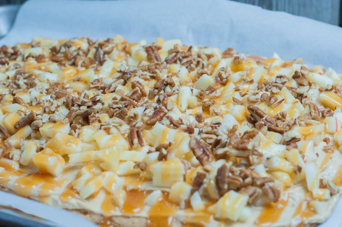 Sweet Apple Dessert Pizza is a great treat for a crowd or after school snack from Farmwife Feeds #apples #recipes #pizza