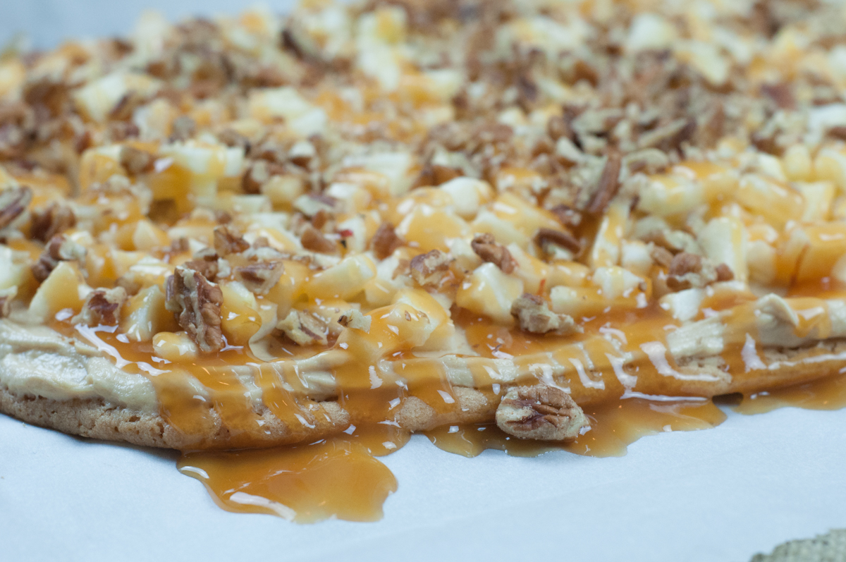 Sweet Apple Dessert Pizza is a great treat for a crowd or after school snack from Farmwife Feeds #apples #recipes #pizza