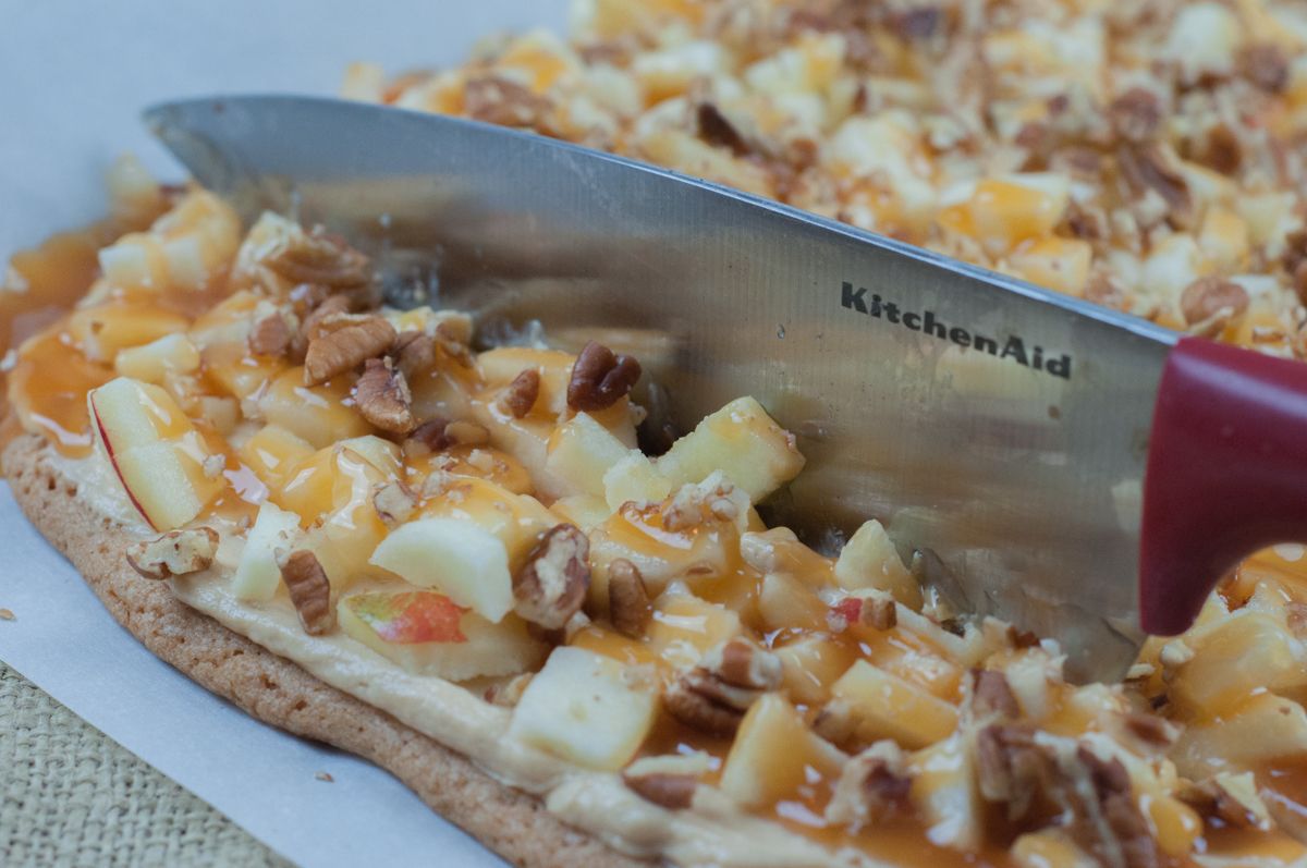 Sweet Apple Dessert Pizza is a great treat for a crowd or after school snack from Farmwife Feeds #apples #recipes #pizza