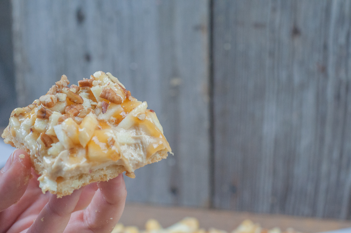 Sweet Apple Dessert Pizza is a great treat for a crowd or after school snack from Farmwife Feeds #apples #recipes #pizza