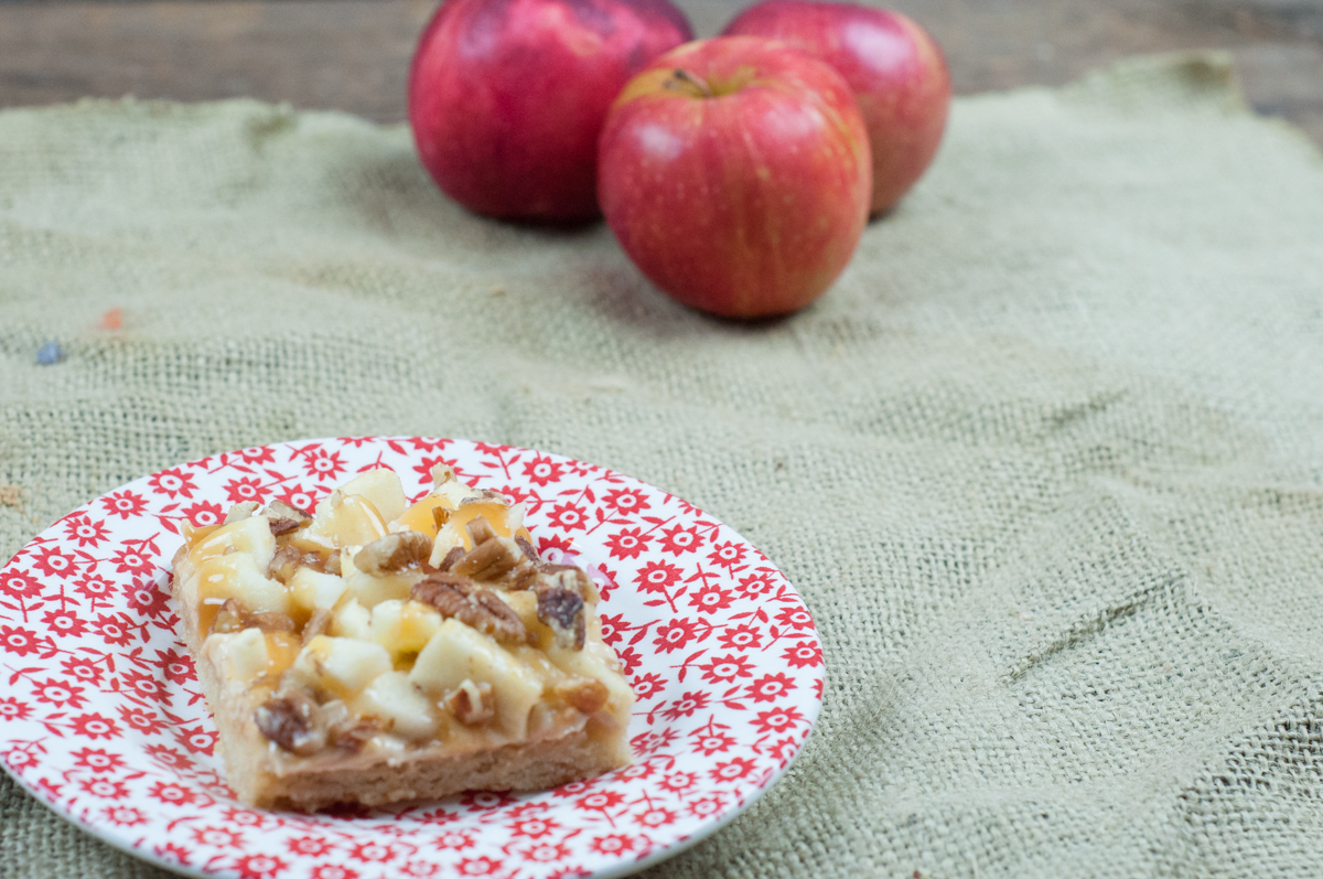 Sweet Apple Dessert Pizza is a great treat for a crowd or after school snack from Farmwife Feeds #apples #recipes #pizza