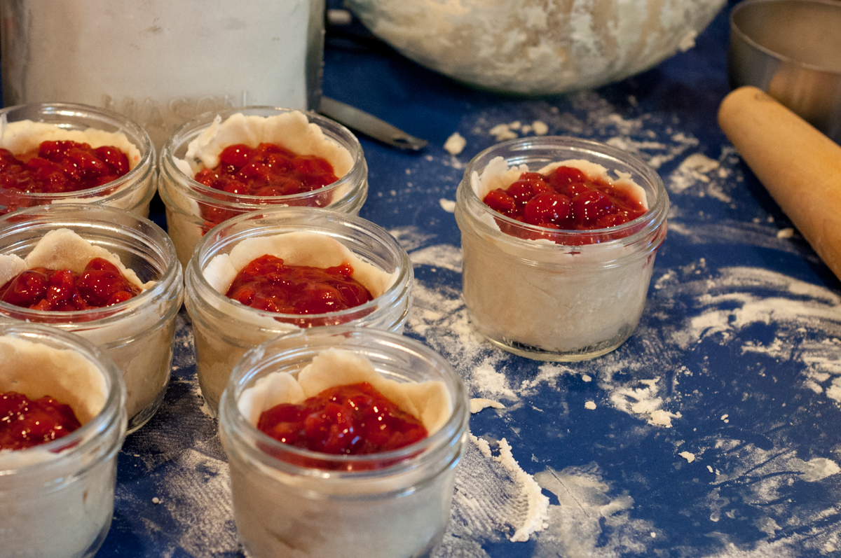 Rustic Farmhouse Mason Jar Pies from Farmwife Feeds are super cute individual pies that can be frozen and baked later for fresh hot pie whenever you want. #recipe #pie #masonjars #masonjar