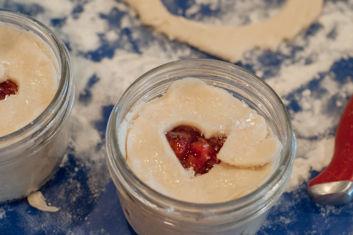 Rustic Farmhouse Mason Jar Pies from Farmwife Feeds are super cute individual pies that can be frozen and baked later for fresh hot pie whenever you want. #recipe #pie #masonjars #masonjar