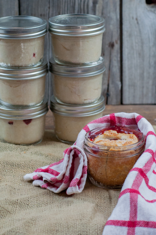 Rustic Farmhouse Mason Jar Pies from Farmwife Feeds are super cute individual pies that can be frozen and baked later for fresh hot pie whenever you want. #recipe #pie #masonjars #masonjar