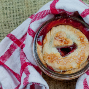 Rustic Farmhouse Mason Jar Pies from Farmwife Feeds are super cute individual pies that can be frozen and baked later for fresh hot pie whenever you want. #recipe #pie #masonjars #masonjar