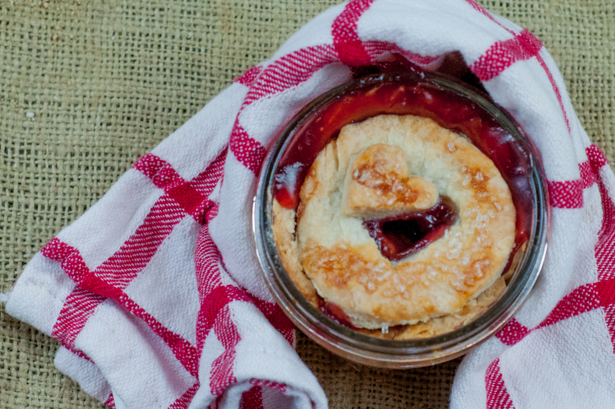 Rustic Farmhouse Mason Jar Pies from Farmwife Feeds are super cute individual pies that can be frozen and baked later for fresh hot pie whenever you want. #recipe #pie #masonjars #masonjar