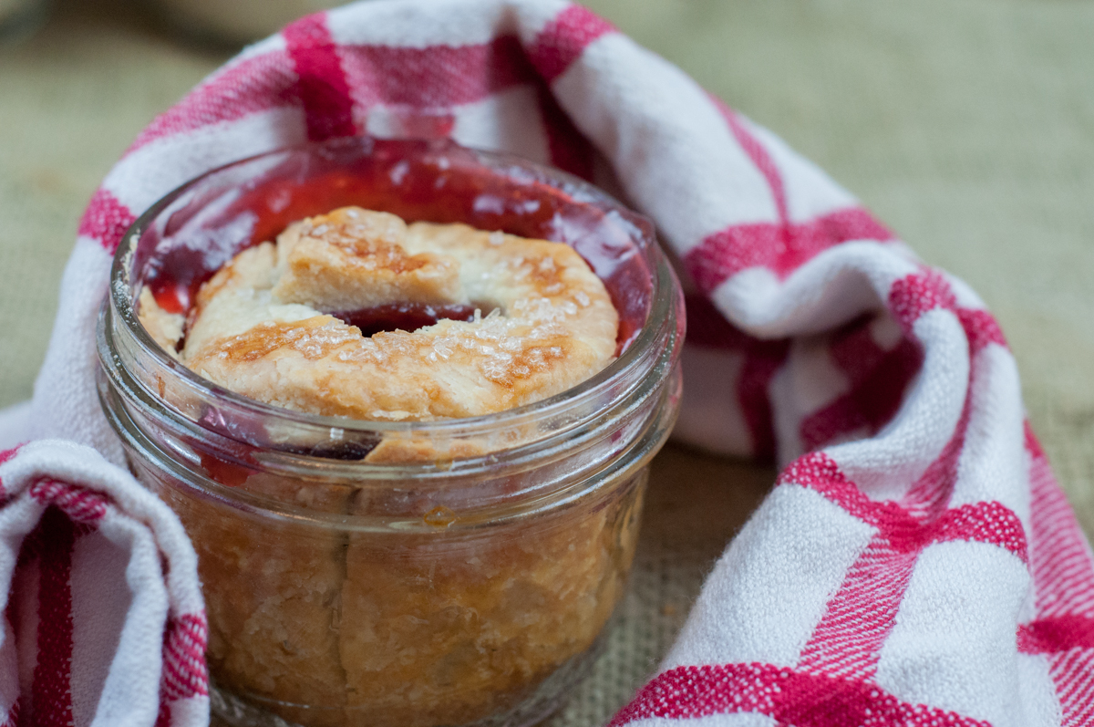 Rustic Farmhouse Mason Jar Pies from Farmwife Feeds are super cute individual pies that can be frozen and baked later for fresh hot pie whenever you want. #recipe #pie #masonjars #masonjar