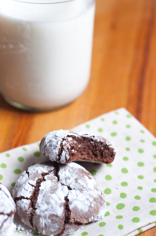 Chocolate Crinkle Cookies from Farmwife Feeds are soft and fudgy on the inside and brownie on the outside covered in powdered sugar! #recipe #cookies #chocolate