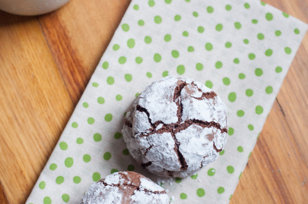 Chocolate Crinkle Cookies from Farmwife Feeds are soft and fudgy on the inside and brownie on the outside covered in powdered sugar! #recipe #cookies #chocolate