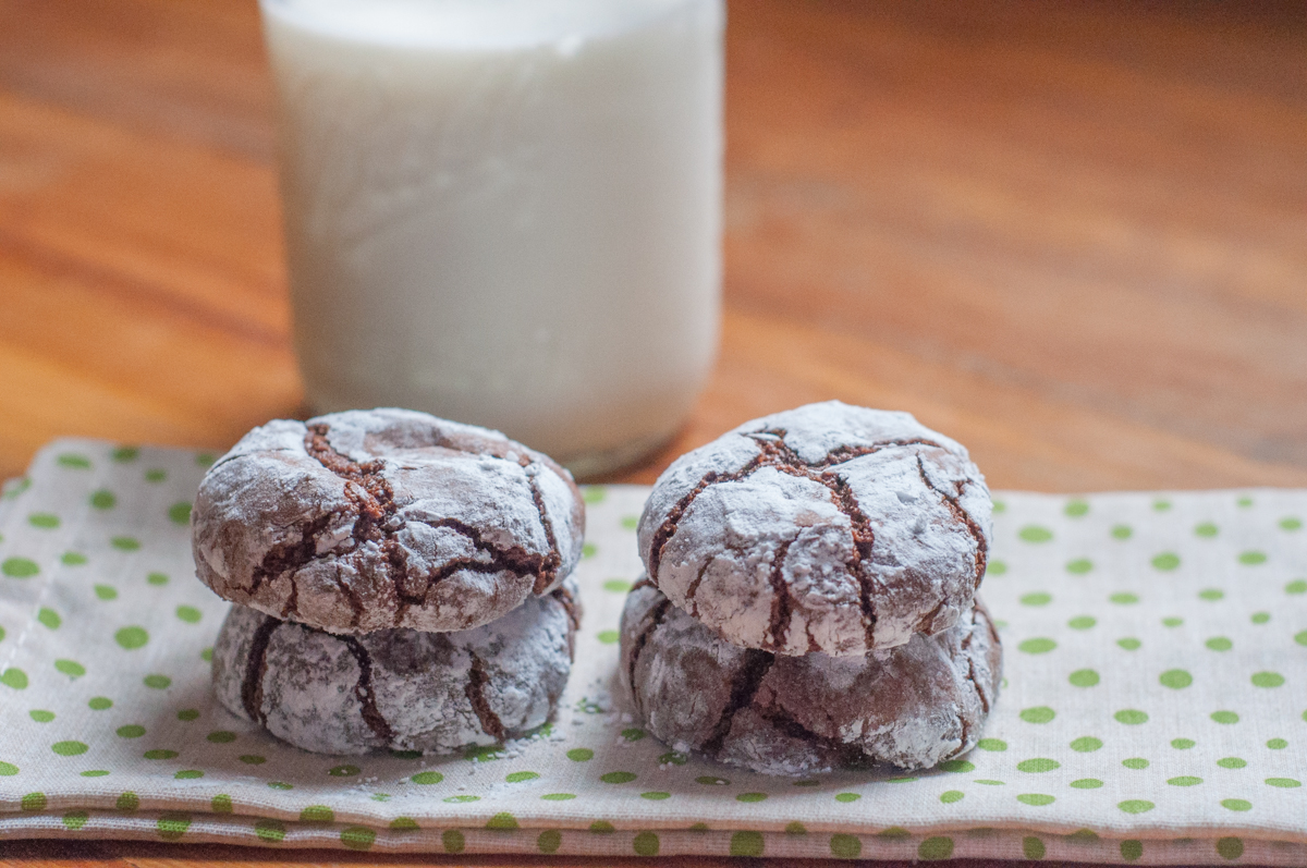 Chocolate Crinkle Cookies from Farmwife Feeds are soft and fudgy on the inside and brownie on the outside covered in powdered sugar! #recipe #cookies #chocolate