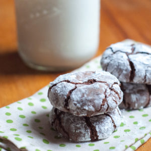 Chocolate Crinkle Cookies from Farmwife Feeds are soft and fudgy on the inside and brownie on the outside covered in powdered sugar! #recipe #cookies #chocolate