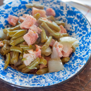 Quick Ham and Green Beans Lunch from Farmwife Feeds is a super simple good for you one pot meal that's heat and eat! #ham #greenbeans #onepot #glutenfree