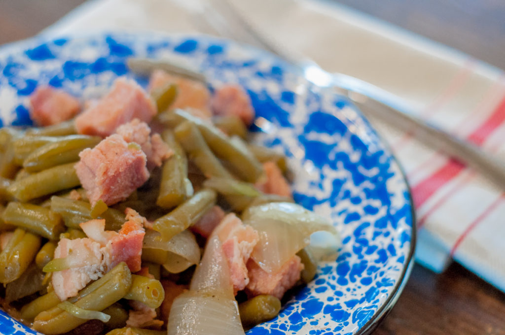 Quick Ham and Green Beans Lunch from Farmwife Feeds is a super simple good for you one pot meal that's heat and eat! #ham #greenbeans #onepot #glutenfree