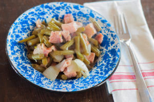 Quick Ham and Green Beans Lunch from Farmwife Feeds is a super simple good for you one pot meal that's heat and eat! #ham #greenbeans #onepot #glutenfree