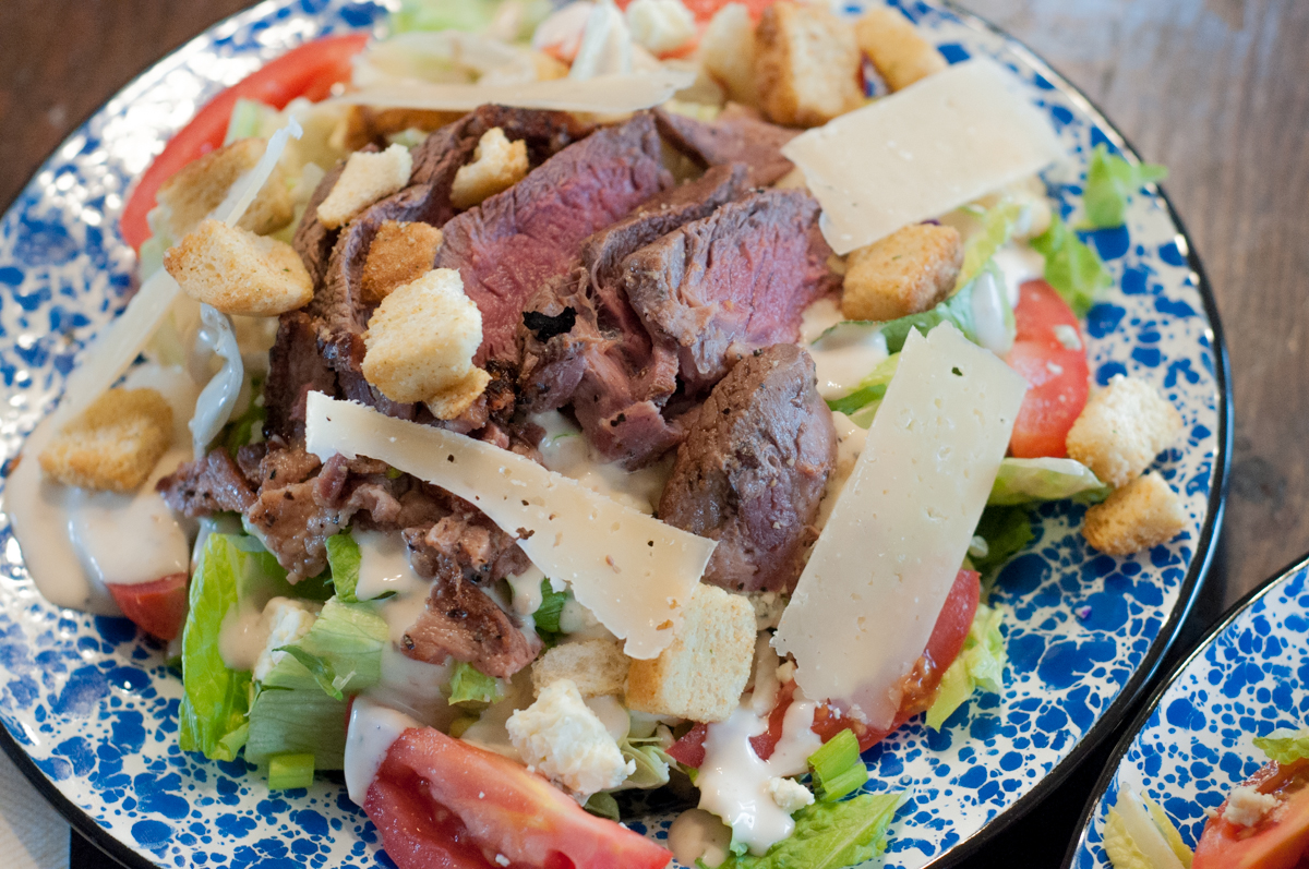 Black and Bleu Steak Salad from Farmwife Feeds is a filling lunch or supper any time of the year. #recipe #beef #steak #salad