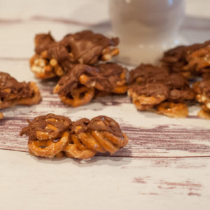 Chocolate Caramel Pretzel Clusters from Farmwife Feeds, just the right amount of salty crunch, sweet caramel and chocolate drizzle. #recipe #sweets #chocolate #caramel #snack