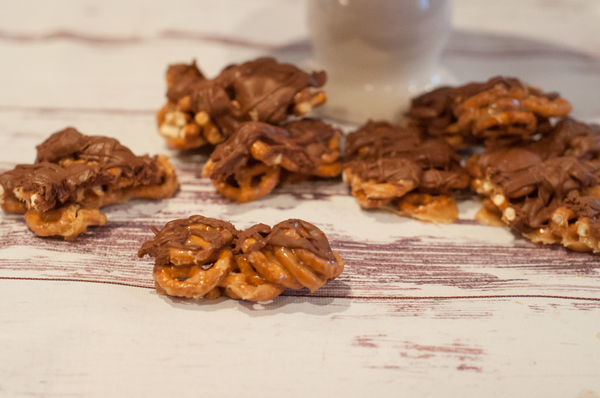 Chocolate Caramel Pretzel Clusters from Farmwife Feeds, just the right amount of salty crunch, sweet caramel and chocolate drizzle. #recipe #sweets #chocolate #caramel #snack