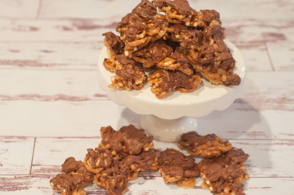 Chocolate Caramel Pretzel Clusters from Farmwife Feeds, just the right amount of salty crunch, sweet caramel and chocolate drizzle. #recipe #sweets #chocolate #caramel #snack
