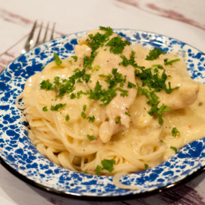 Crock Pot Angel Hair Chicken From Farmwife Feeds on erittäin helppo tapa tyydyttää koko perhe. # reseptit #kana #pasta #crockpot