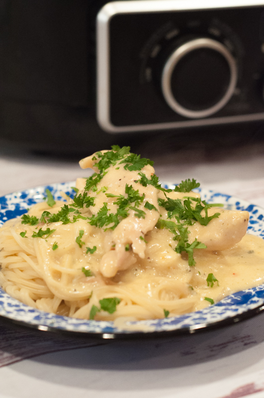 frango com Pêlo De Anjo da panela Crock é uma forma super fácil de satisfazer toda a família. # receitas #frango # pasta #crockpot