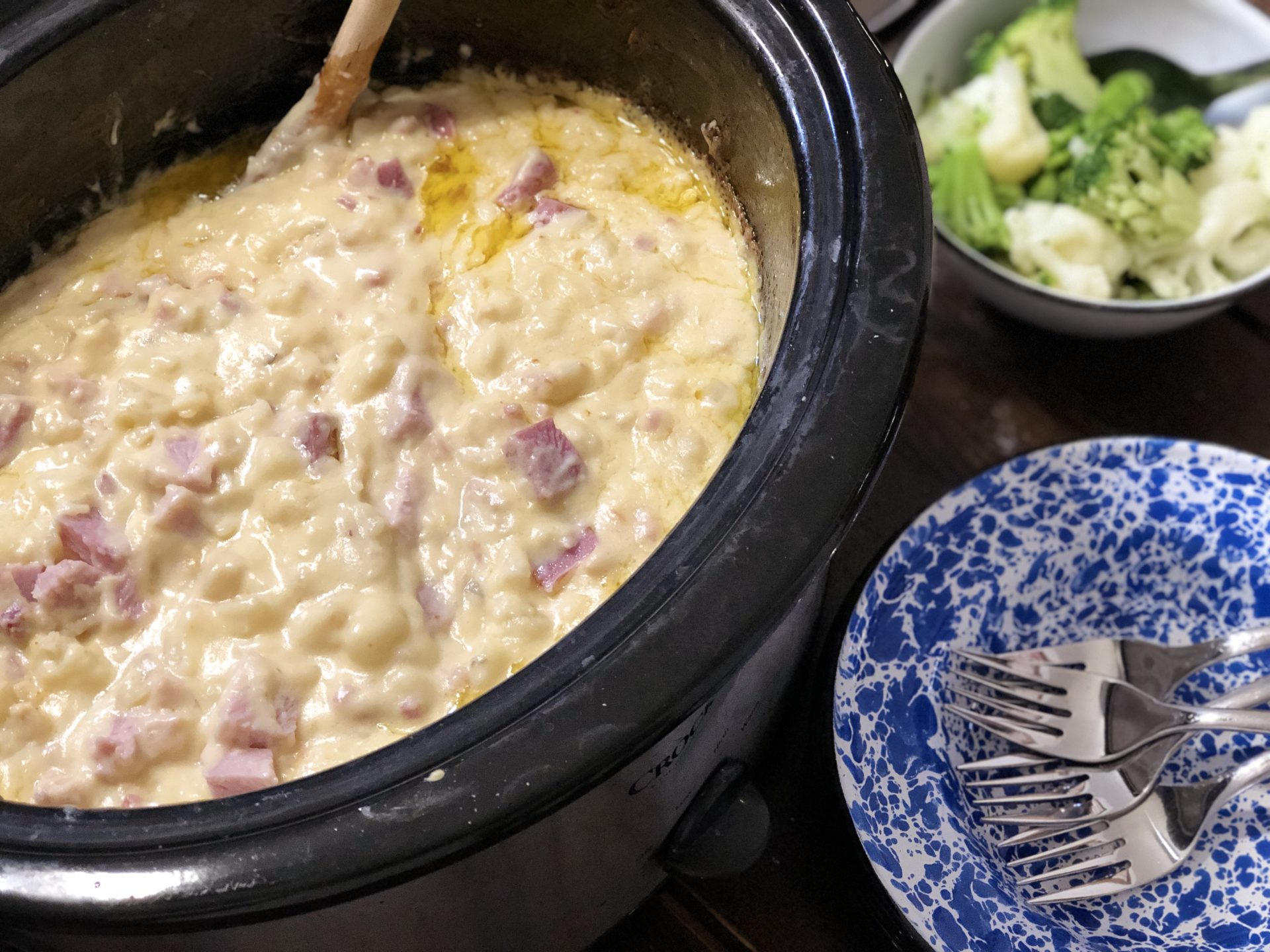 Crock Pot Creamy Scalloped Potatoes and Ham from Farmwife Feeds is a super easy meal that can use leftover ham or fresh diced ham. #crockpot #ham #recipe