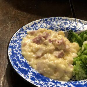 Crock Pot Creamy Scalloped Potatoes and Ham from Farmwife Feeds is a super easy meal that can use leftover ham or fresh diced ham. #crockpot #ham #recipe