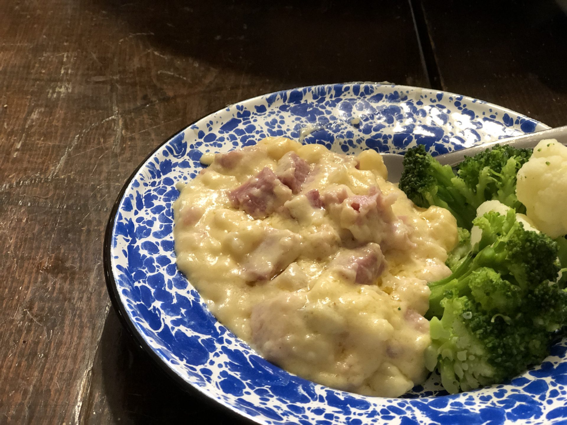 Crock Pot Creamy Scalloped Potatoes and Ham from Farmwife Feeds is a super easy meal that can use leftover ham or fresh diced ham. #crockpot #ham #recipe