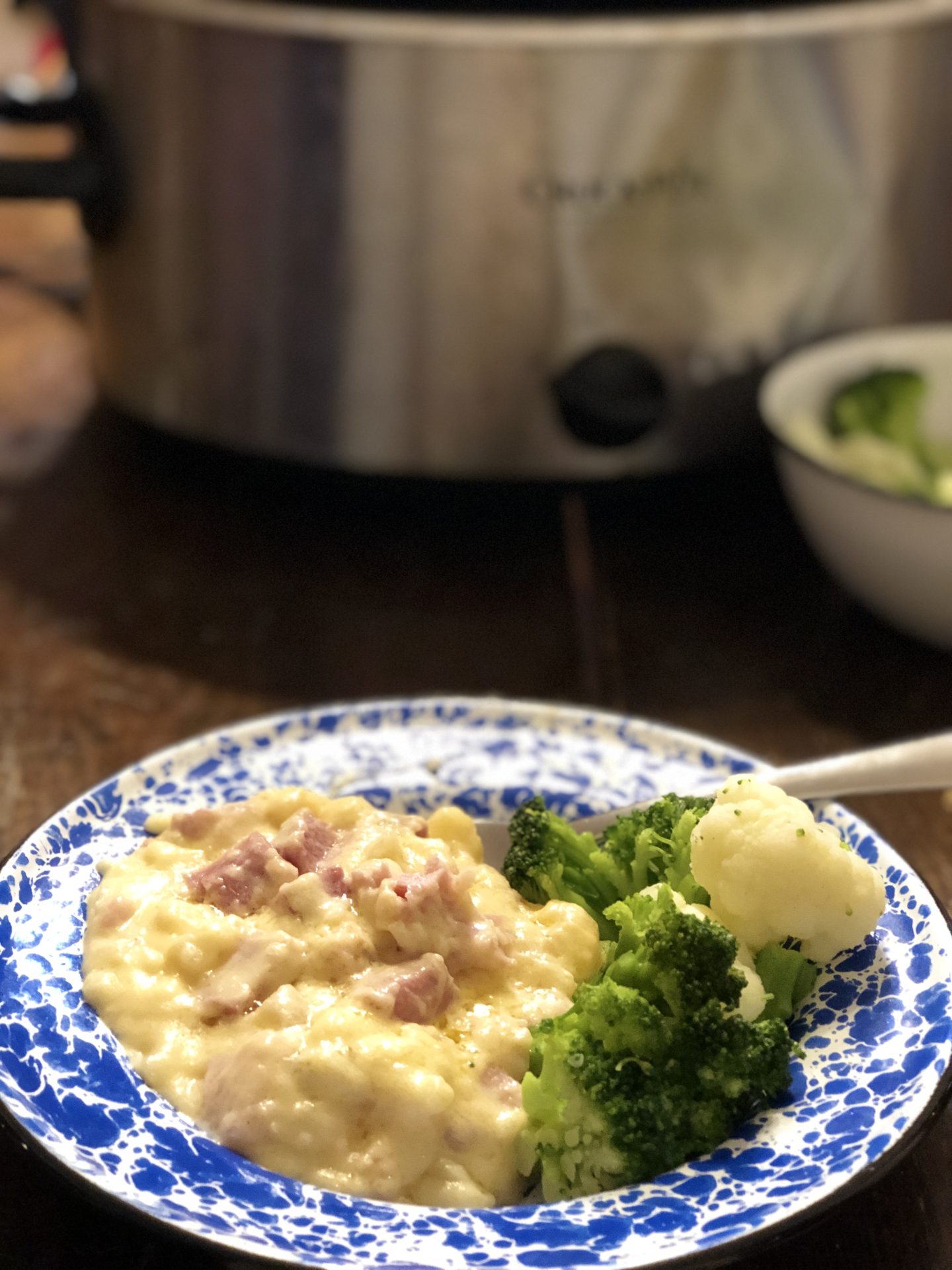 Crock Pot Creamy Scalloped Potatoes and Ham from Farmwife Feeds is a super easy meal that can use leftover ham or fresh diced ham. #crockpot #ham #recipe