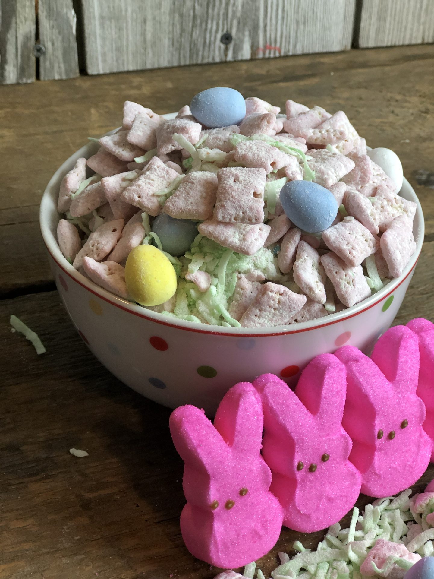 Easter Bunny Chow from Farmwife Feeds - Muddy Buddies, Puppy Chow - call it what you want, I'll call it delicious! #recipe #chexmix #puppychow