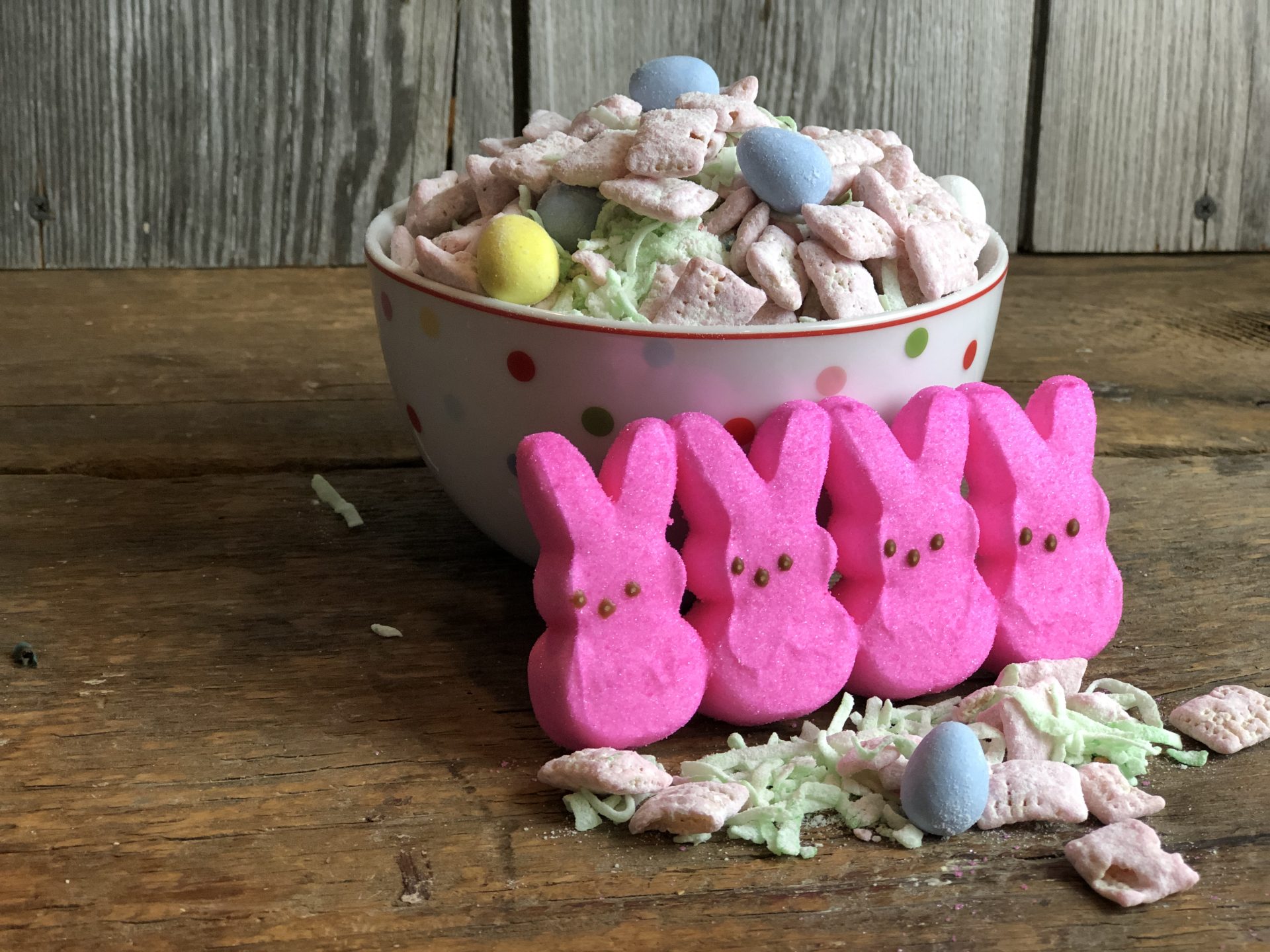 Easter Bunny Chow from Farmwife Feeds - Muddy Buddies, Puppy Chow - call it what you want, I'll call it delicious! #recipe #chexmix #puppychow