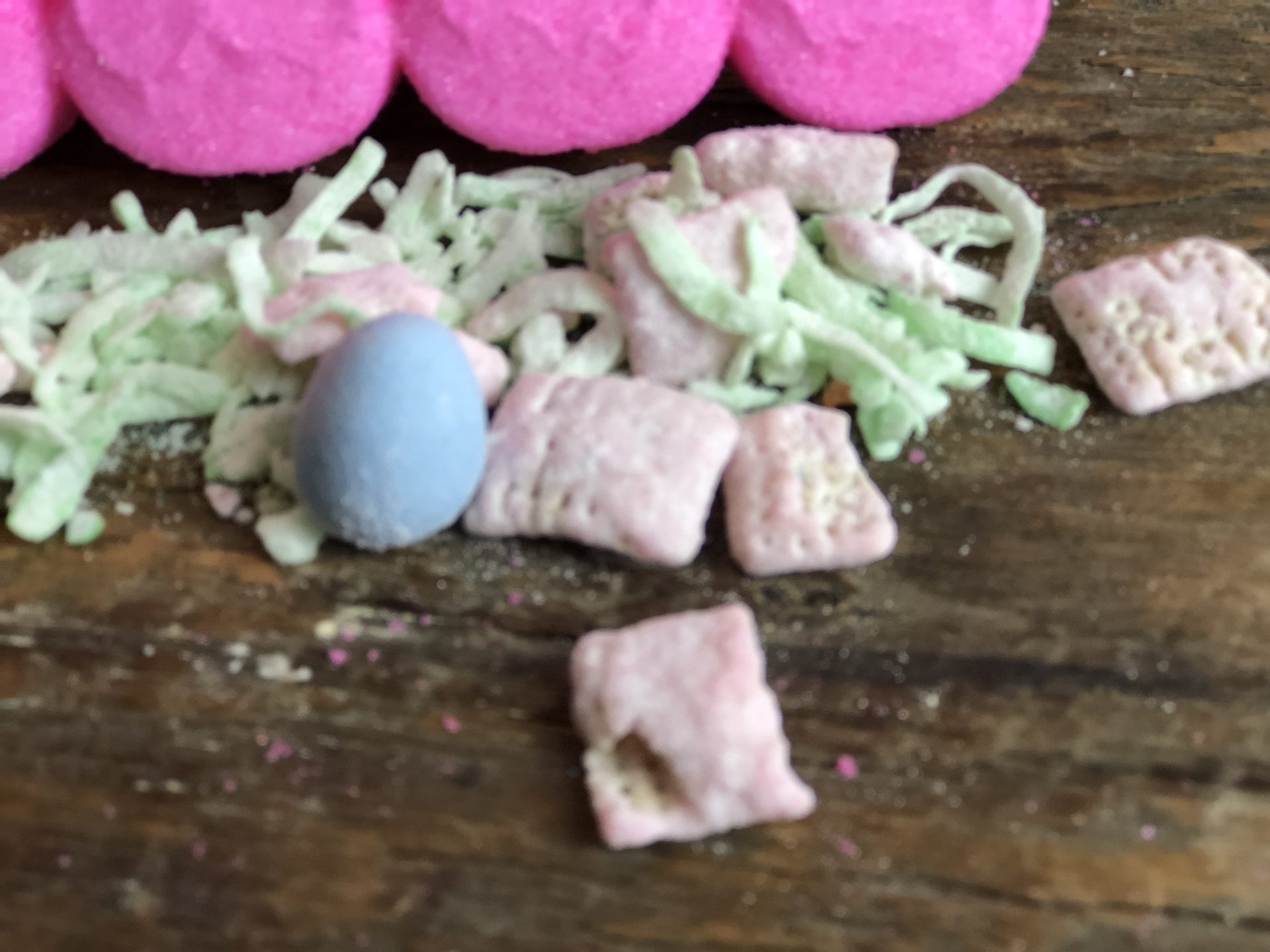 Easter Bunny Chow from Farmwife Feeds - Muddy Buddies, Puppy Chow - call it what you want, I'll call it delicious! #recipe #chexmix #puppychow