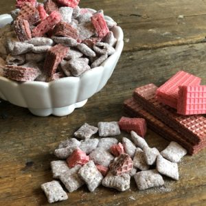 Chocolate Covered Strawberry Puppy Chow from Farmwifefeeds is a great twist on an easy snack. #chocolate #puppychow #snack #chexmix