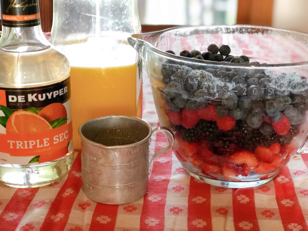 Chantilly Berry Trifle from Farmwife Feeds is an easy fresh berry version of Chantilly Cake. #recipe #freshberries #trifle