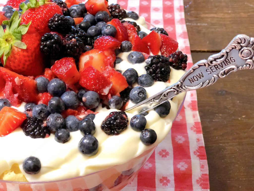 Chantilly Berry Trifle from Farmwife Feeds is an easy fresh berry version of Chantilly Cake. #recipe #freshberries #trifle