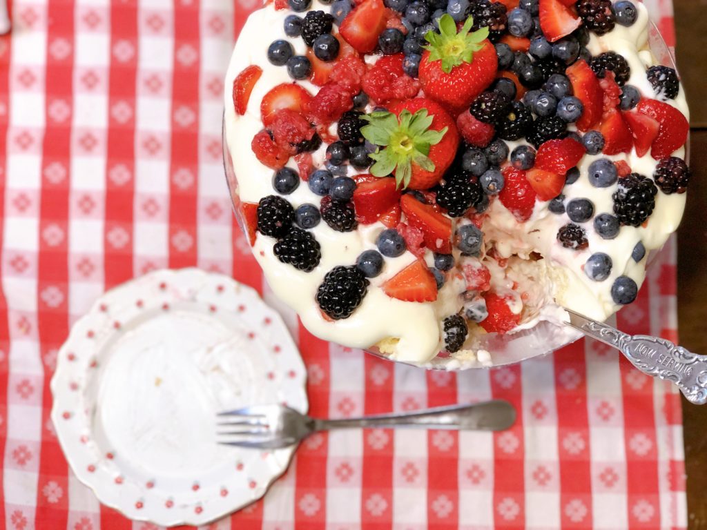Chantilly Berry Trifle from Farmwife Feeds is an easy fresh berry version of Chantilly Cake. #recipe #freshberries #trifle