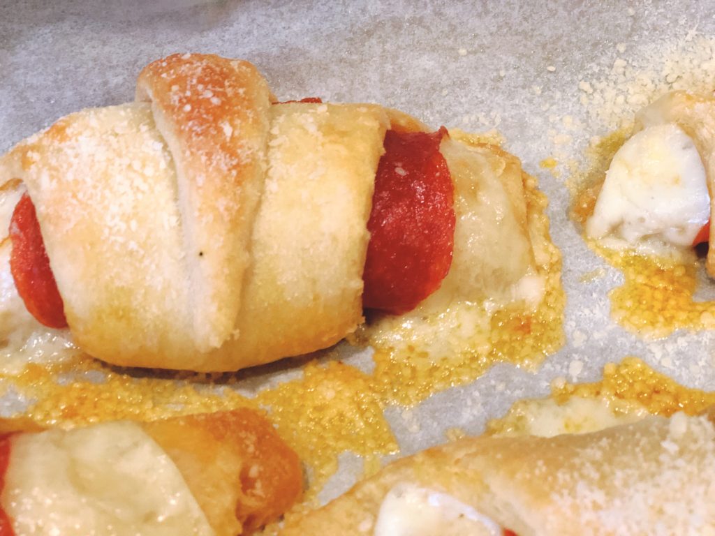 Easy Pepperoni Crescent Roll Calzone from Farmwife Feeds is a quick supper for on the go or those nights you need a quick supper. #recipe #pizza #easymeal