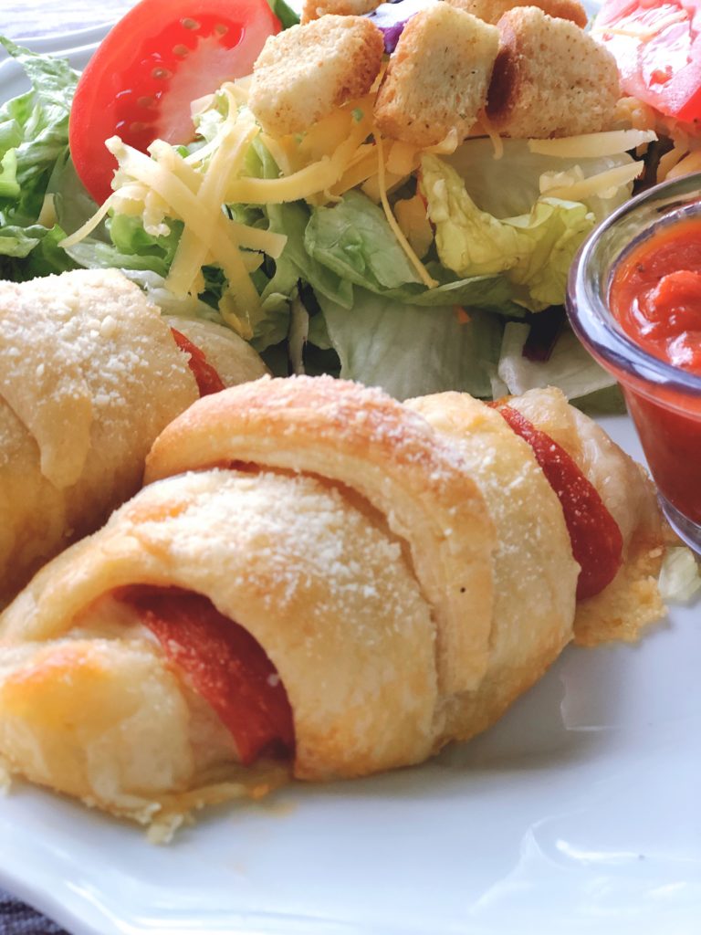 Easy Pepperoni Crescent Roll Calzone from Farmwife Feeds is a quick supper for on the go or those nights you need a quick supper. #recipe #pizza #easymeal