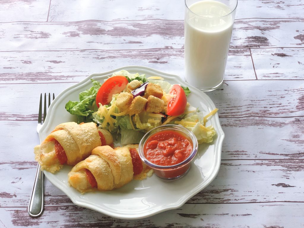 Easy Pepperoni Crescent Roll Calzone from Farmwife Feeds is a quick supper for on the go or those nights you need a quick supper. #recipe #pizza #easymeal