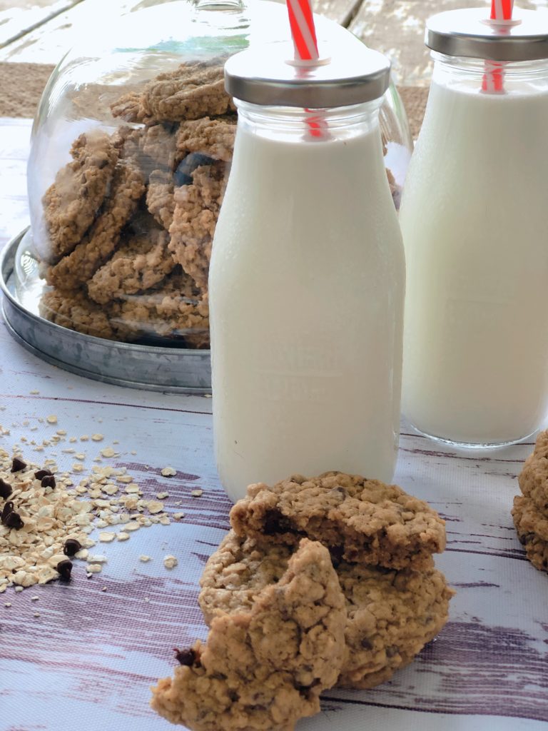 Old Fashioned Oatmeal Molasses Cookies from Farmwife Feeds is a simple oatmeal cookie with just a hint of molasses to make it perfectly sweet. #oatmeal #cookie #molasses